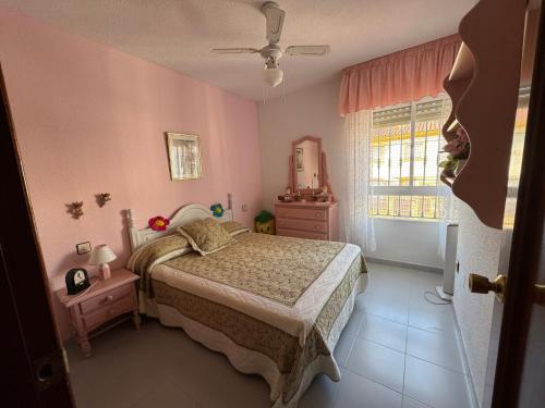 Un pat sau paturi într-o cameră la Chalet en Málaga, Torremolinos, cerca de la playa