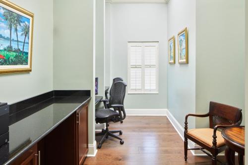 una oficina con 2 sillas y un escritorio en una habitación en Residence Inn By Marriott Charleston Mt. Pleasant, en Charleston