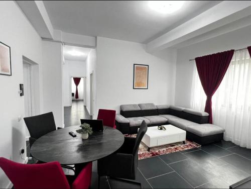 ein Wohnzimmer mit einem Tisch und einem Sofa in der Unterkunft Dream house in Knightswood