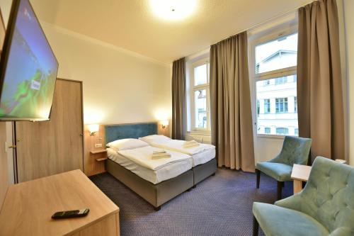 pokój hotelowy z łóżkiem i telewizorem w obiekcie Hotel Meereseck w mieście Bansin