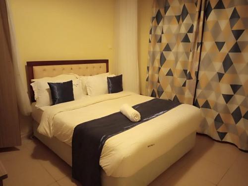 a hotel room with two beds in a room at Roma Stays - Spacious 1BR Sunset Paradise Apartment with Swimming Pool in Shanzu in Mombasa