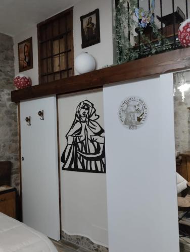 a drawing of a woman is on the wall at Dimora Forgione B&B - Pietrelcina in Pietrelcina