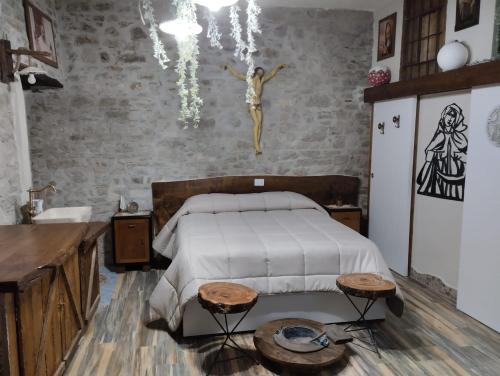 um quarto com uma cama com um homem na parede em Dimora Forgione B&B - Pietrelcina em Pietrelcina