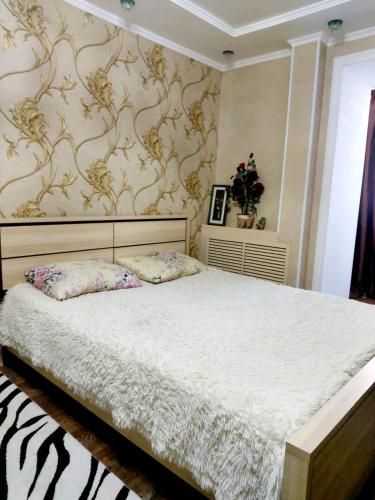 1 ком квартира в 4 мкрн tesisinde bir odada yatak veya yataklar