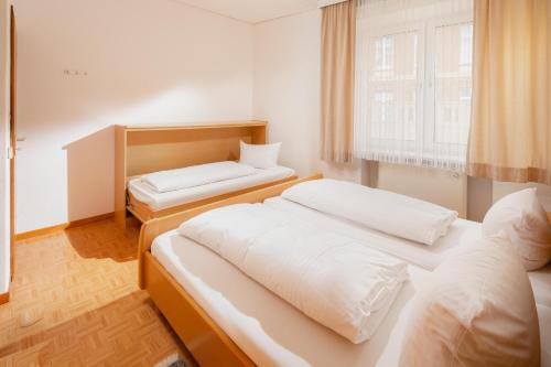 Zimmer mit 2 Betten und einem Fenster in der Unterkunft Haus Tiemann Wohnung 2 in Norderney