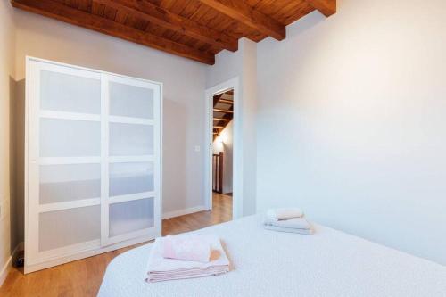1 dormitorio con cama y ventana grande en Chalet en la cuidad- con jardin y barbacoa en Gijón