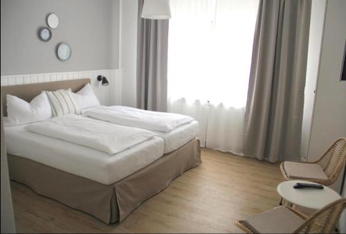 Ένα ή περισσότερα κρεβάτια σε δωμάτιο στο Strandhuus Norddeich