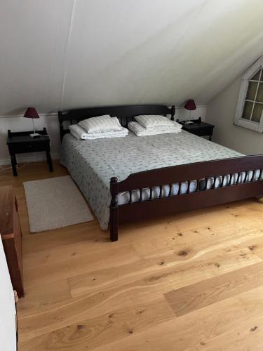 - une chambre avec un lit et 2 oreillers dans l'établissement Vacker villa i Fröseke, à Fröseke