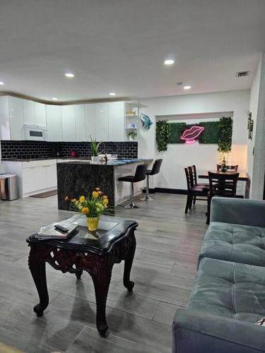 uma sala de estar com um sofá e uma mesa em Quiet House Near the Hard R Casino and FLL Airport em Fort Lauderdale