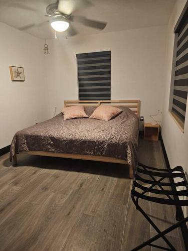 um quarto com uma cama e uma ventoinha de tecto em Quiet House Near the Hard R Casino and FLL Airport em Fort Lauderdale