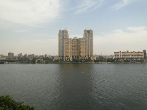 Zamalek Retreat: Premium Stay with Nile View