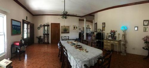 uma sala de jantar com uma mesa e cadeiras num quarto em La Casa Blanca De Mis Sueños em Tela