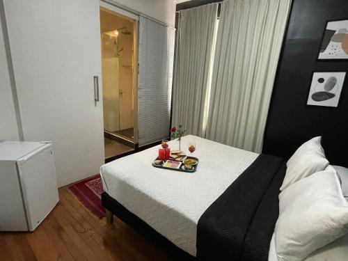 Un pat sau paturi într-o cameră la Hotel Bellavista Santiago Suite