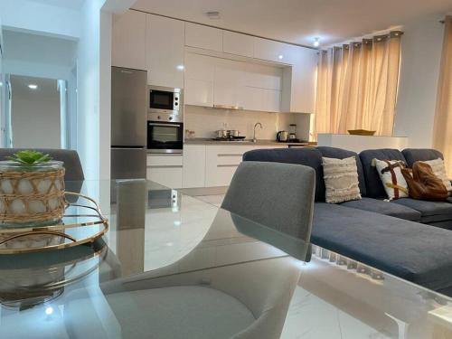 uma sala de estar com um sofá e uma mesa de vidro em Apartamento sublime c/vista top. em Praia