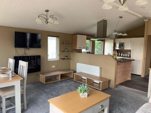 a room with a kitchen and a living room at Boston Lodge Sunnydale Jubilee way 5 in Saltfleet