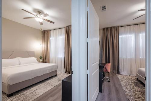 - une chambre avec un lit et un ventilateur de plafond dans l'établissement Pet OK, 10 min to Alphaland, Home Gym, Gated, à Houston