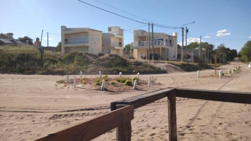 Blick auf einen Strand mit Gebäuden im Hintergrund in der Unterkunft Las Ballenas Casas de Playa - frente al mar in Monte Hermoso