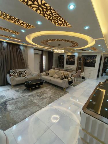 شقة جديدة رائعة باطلالة جانبية على النيل وبالقرب من جميع الاماكن الحيوية في القاهرة المهندسين