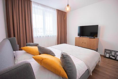 a hotel room with a bed and a television at MAT Apart in Topliţa