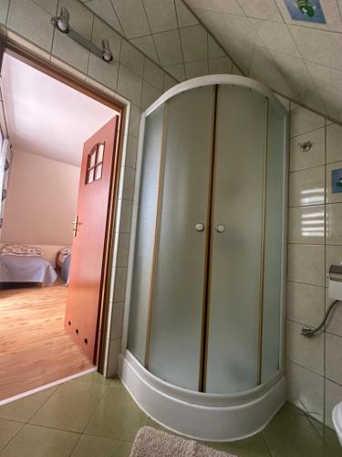 a bathroom with a large mirror in a room at Murań in Czarna Góra