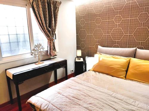 ein Schlafzimmer mit einem Bett mit gelben Kissen und einem Fenster in der Unterkunft Vatican Heart Leone Apartment at Roman Terrace in Rom