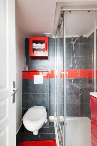 une salle de bain avec toilettes et douche dans l'établissement Ideal for exploring Paris on foot, à Paris