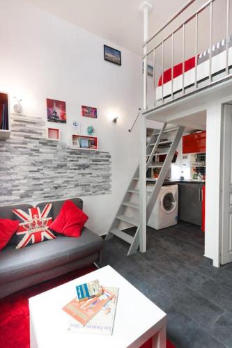un salon avec un canapé et un escalier dans l'établissement Ideal for exploring Paris on foot, à Paris
