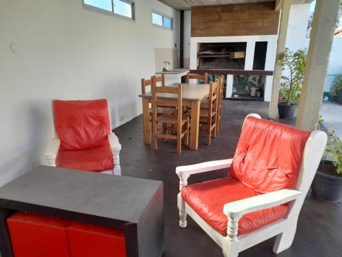 sala de estar con 2 sillas y mesa en Departamento tipo duplex en San bernardo n°3 en San Bernardo