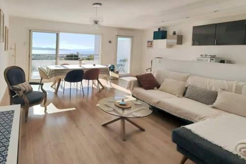 un salon avec un canapé et une table dans l'établissement SEA VIEW Classé 3 étoiles climatisé Terrasse Vue Mer Parking by LaConciergerie13, à La Ciotat