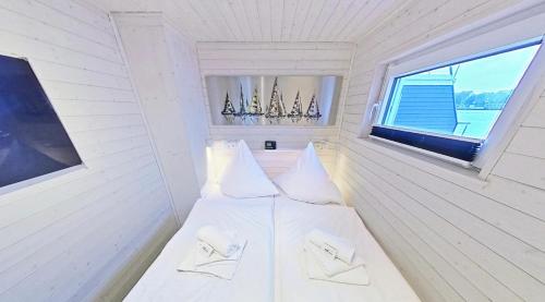 Ένα ή περισσότερα κρεβάτια σε δωμάτιο στο Hausboot Flying Dutchman mit Dachterrasse in Schleswig am Ostseefjord Schlei