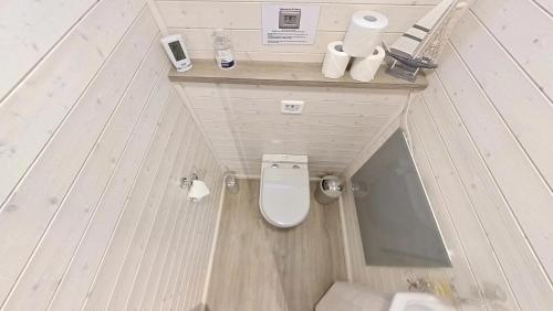 Ένα μπάνιο στο Hausboot Flying Dutchman mit Dachterrasse in Schleswig am Ostseefjord Schlei