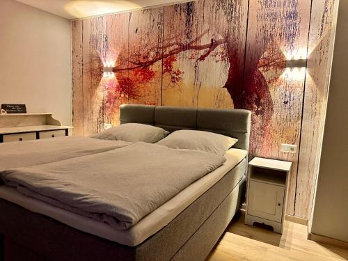 1 dormitorio con 1 cama con pared de madera en DIE FeWo Bleicherode zwischen Harz und Kyffhäuser en Wipperdorf