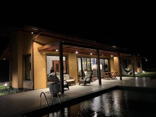 uma casa com piscina à noite em Chácara 7 - A sua casa em Rancho Queimado em Rancho Queimado
