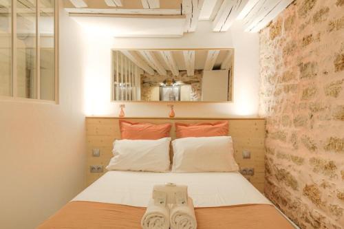 une chambre avec un lit avec deux paires de chaussures dessus dans l'établissement Duplex de caractère en hypercentre, à Lyon