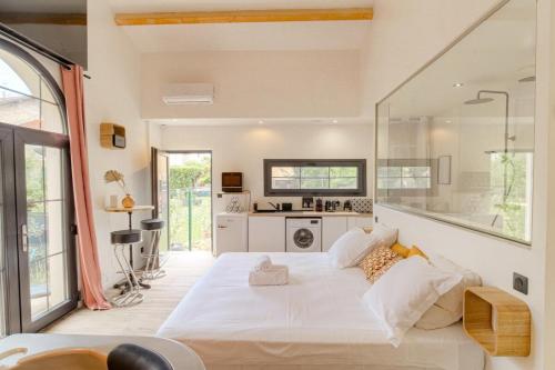 a bedroom with a large white bed in a room at Romantique et Sensuelle in Dardilly