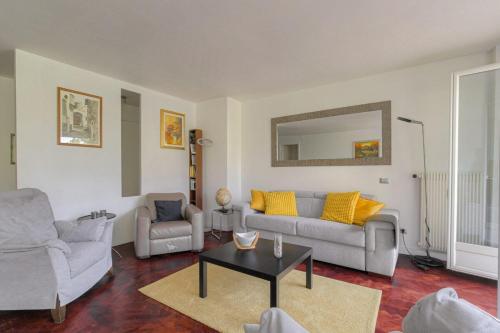 un salon avec deux canapés et une table dans l'établissement Spacieux et charmant 100m2 à 4 min de Tête d'Or, à Lyon