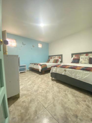 um quarto com duas camas num quarto em House Marfito Airport em Cartagena de Indias