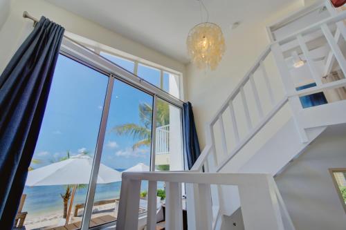Galería fotográfica de Incredible Beach Front Villa! en George Town