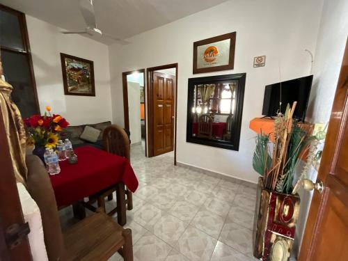 sala de estar con mesa y mantel rojo en Hotel Bello Caribe, en Cozumel