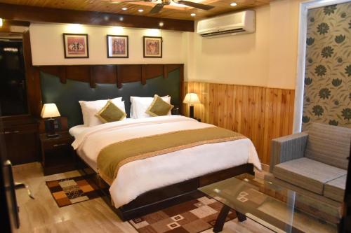 Tempat tidur dalam kamar di Wood Castle Grand