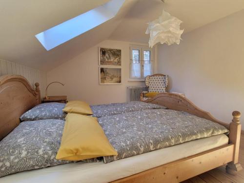 ein Schlafzimmer mit einem Bett und einem Dachfenster in der Unterkunft Sonnwies - Erholung pur im Bayerischen Wald in Perlesreut