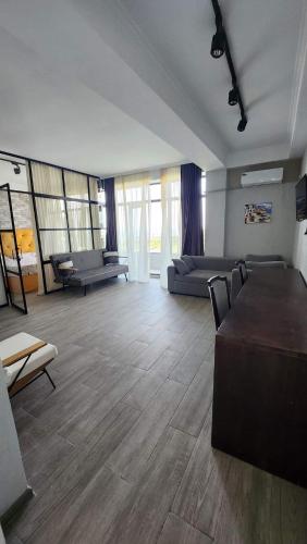 sala de estar amplia con sofás y sofá en Квартира в Гонио 85 м2, en Gonio