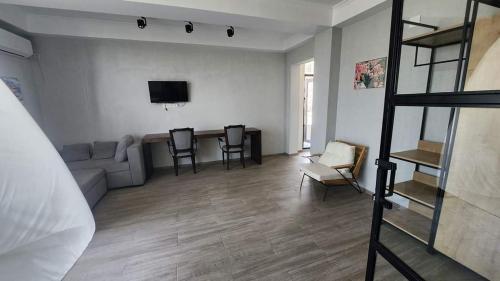 sala de estar con sofá, mesa y sillas en Квартира в Гонио 85 м2, en Gonio