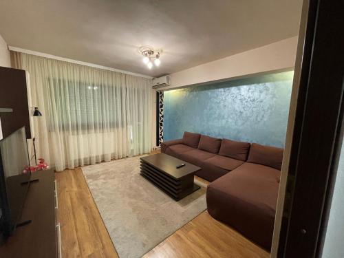 uma sala de estar com um sofá e uma mesa em Ultracentral Constanta em Constança