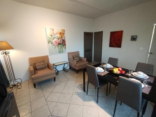 a living room with a dining table and chairs at Tres Migueles, Departamento Alaain, cerca de la marina, zona turistica y playa in Cabo San Lucas