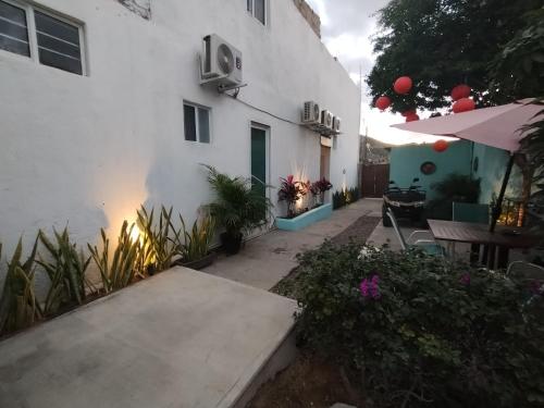 a courtyard of a white building with a patio at Tres Migueles, Departamento Alaain, cerca de la marina, zona turistica y playa in Cabo San Lucas