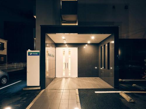 熊本的住宿－intro vetta 1002 Free Private sauna，大楼入口,带灯的白色门