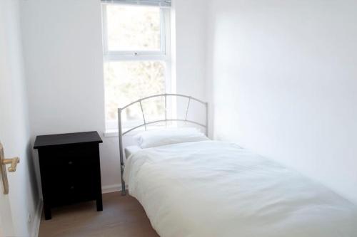 um quarto com uma cama branca e uma janela em Heartlands House, BullRing, Blues Ground, NEC, BHX em Birmingham