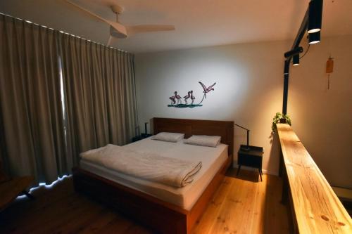 ein Schlafzimmer mit einem Bett in einem Zimmer in der Unterkunft Desert view studio in Beʼer Ora