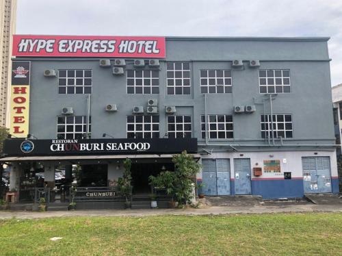 un edificio con un cartel que lee "Hyggie Express Hotel" en Express Hotel, en Nilai